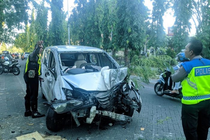 Diduga Mengantuk, Mobil Dosen ITS Surabaya Terbalik Diduga Mengantuk, Mobil Dosen ITS Surabaya Terbalik