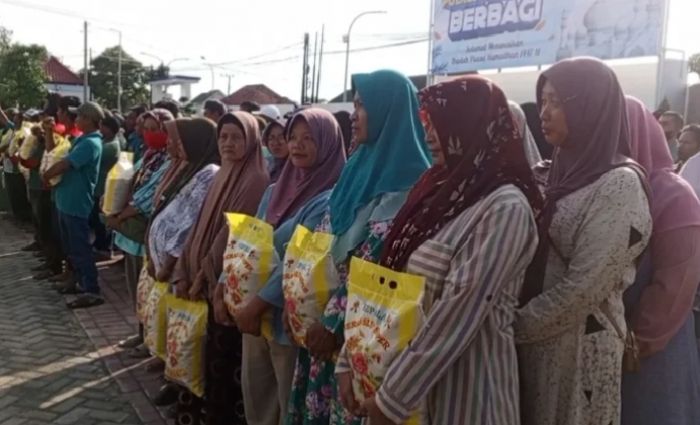 Polres Pamekasan Bagikan Beras ke Pengemudi Ojol, Becak, PKL dan Warga Kurang Mampu