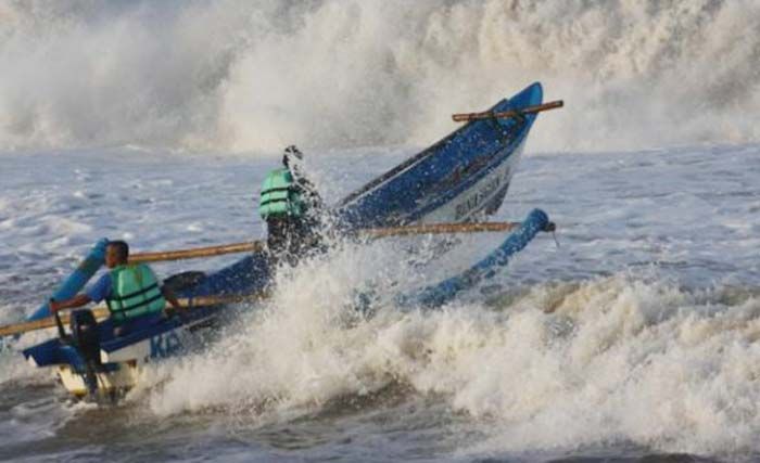 Sempat Hilang Tersapu Ombak Besar, Satu Nelayan di Pacitan Ditemukan Selamat