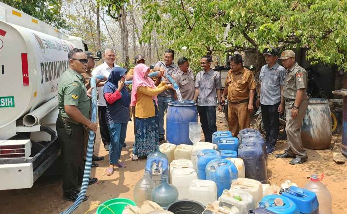 Bersama SIG, PWI Tuban Salurkan Air Bersih bagi Warga Terdampak Kekeringan