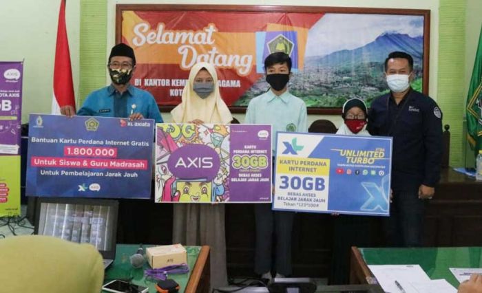 Ribuan Siswa dan Guru Madrasah di Kota Batu Terima Paket Internet Gratis dari PT. XL Axiata Tbk. Ribuan Siswa dan Guru Madrasah di Kota Batu Terima Paket Internet Gratis dari PT. XL Axiata Tbk.