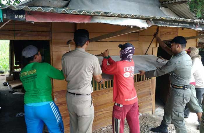 Dua Warung Remang-remang di Kecamatan Dukun Gresik Dibongkar Dispol PP dan Muspika
