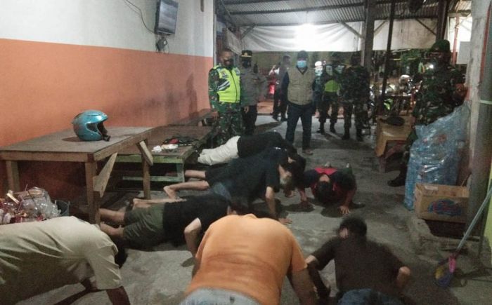 Razia PPKM Darurat di Cerme, Puluhan Pengunjung Kafe dan Warkop Disanksi Push Up Razia PPKM Darurat di Cerme, Puluhan Pengunjung Kafe dan Warkop Disanksi Push Up