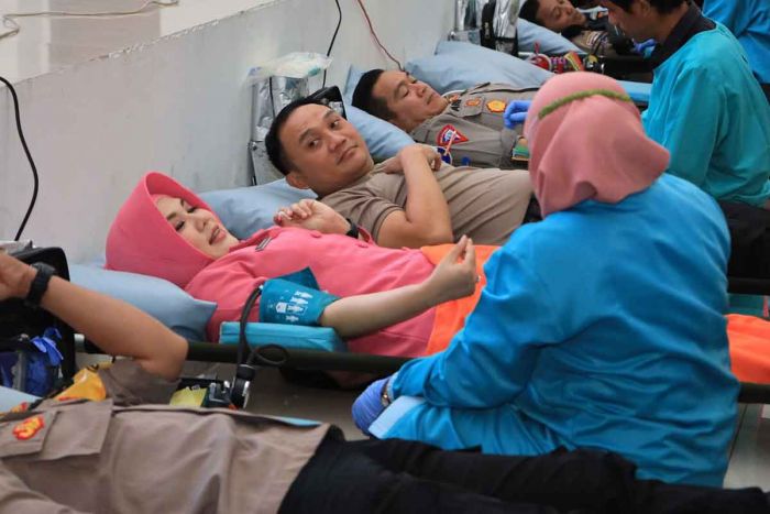 Peringati HUT ke-Bhayangkara, Polrestabes Surabaya Gelar Donor Darah Peringati HUT ke-Bhayangkara, Polrestabes Surabaya Gelar Donor Darah