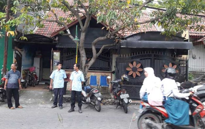 Pelaku Bom Molotov di Rumah Ketua DPD PAN Gresik Masih Misterius Pelaku Bom Molotov di Rumah Ketua DPD PAN Gresik Masih Misterius