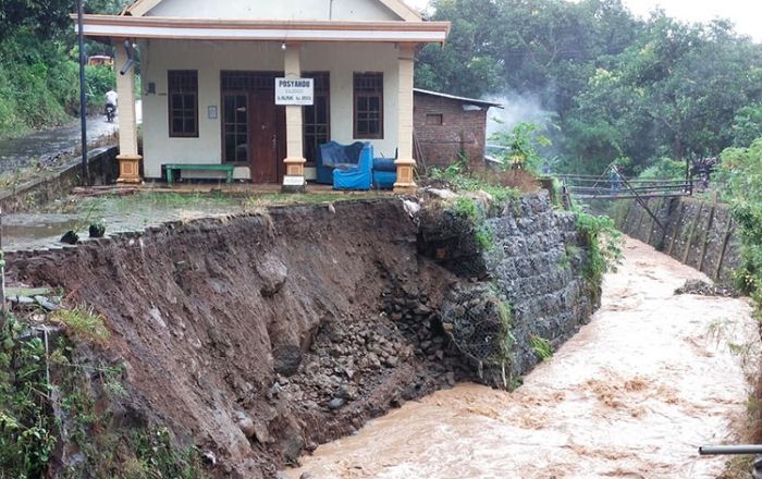 Hujan Deras di Lereng Wilis, Pos Ronda di Balai Dusun Kalibago Kediri Hanyut Terbawa Banjir
