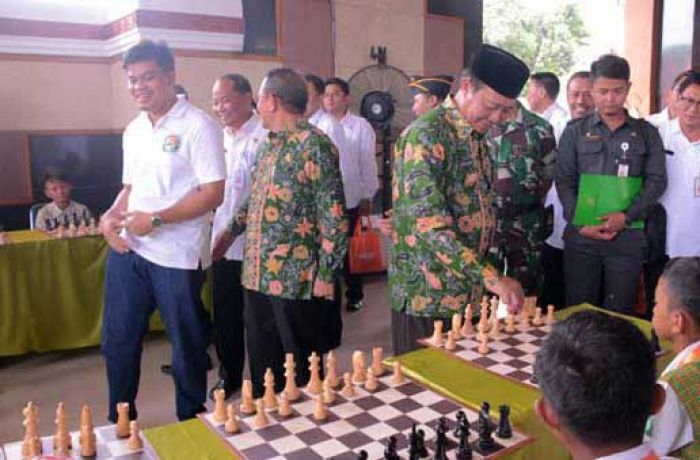 Grand Master Catur Indonesia Hadiri Sosialisasi Gemarikan dan Gemarampai di Tuban Grand Master Catur Indonesia Hadiri Sosialisasi Gemarikan dan Gemarampai di Tuban
