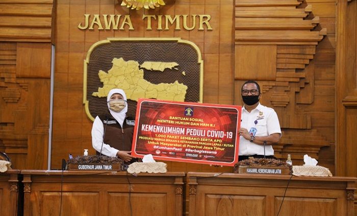 Menkumham Serahkan 1.000 Paket Sembako dan Alkes Buatan Napi ke Gubernur Jatim Menkumham Serahkan 1.000 Paket Sembako dan Alkes Buatan Napi ke Gubernur Jatim