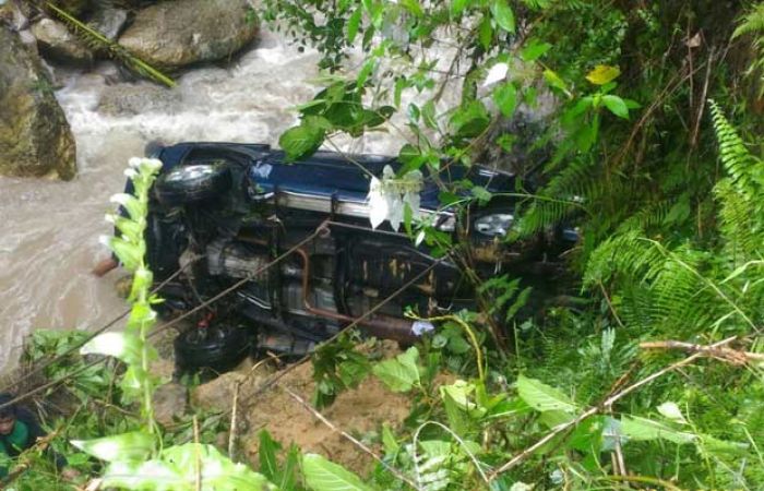 Oleng, Kijang LGX Masuk Jurang di Kebonagung