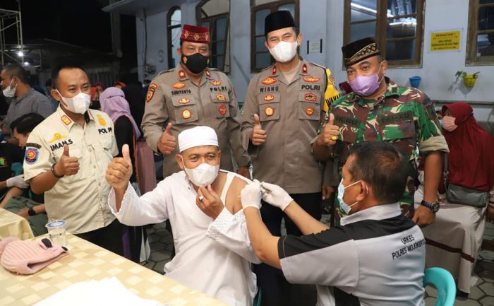 Jemaah Masjid Baitul Manshur Sambut Antusias Vaksinasi Malam Hari yang Digelar Polres Mojokerto Jemaah Masjid Baitul Manshur Sambut Antusias Vaksinasi Malam Hari yang Digelar Polres Mojokerto