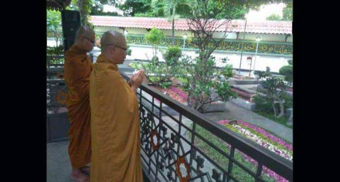 Ikut Peringati Haul ke-6, Dua Biksu Berdoa di Makam Gus Dur Ikut Peringati Haul ke-6, Dua Biksu Berdoa di Makam Gus Dur