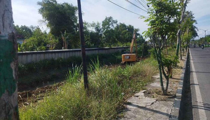 Pemprov Jatim Lanjutkan Pengerukan Sungai di Pamekasan Pemprov Jatim Lanjutkan Pengerukan Sungai di Pamekasan