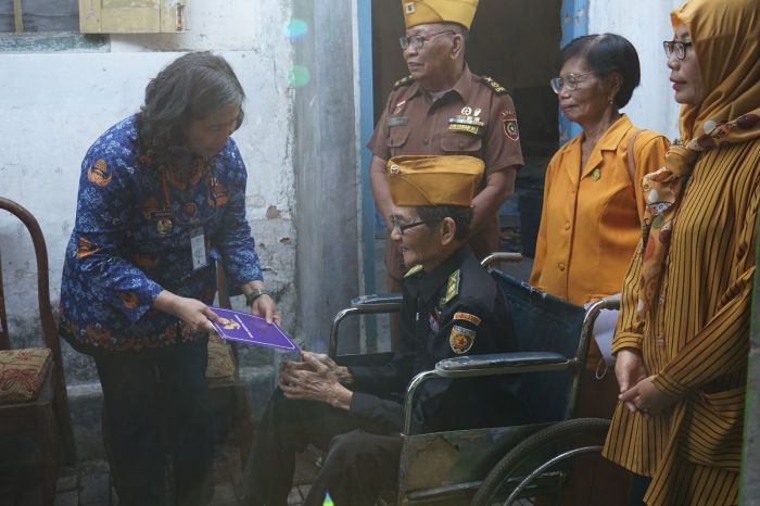 Peringati Hari Ibu 2023, Pj Wali Kota Kediri Kunjungi Perintis Kemerdekaan dan Istri Peringati Hari Ibu 2023, Pj Wali Kota Kediri Kunjungi Perintis Kemerdekaan dan Istri