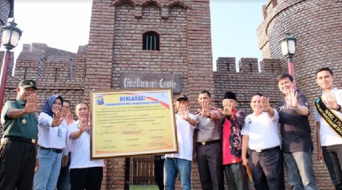 Polresta Sidoarjo dan Warga Citra Harmoni Deklarasikan Perumahan Bebas Penyalahgunaan Narkoba Polresta Sidoarjo dan Warga Citra Harmoni Deklarasikan Perumahan Bebas Penyalahgunaan Narkoba