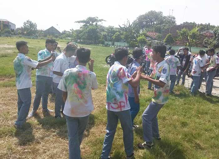 Konvoi dan Corat-coret Masih Jadi Tradisi Kelulusan di Tuban Konvoi dan Corat-coret Masih Jadi Tradisi Kelulusan di Tuban