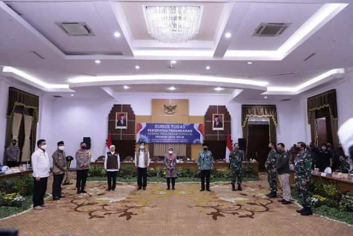 Gubernur Khofifah, Wali Kota Risma, Bupati SDA-Gresik Tandatangani 5 Poin Transisi New Normal​