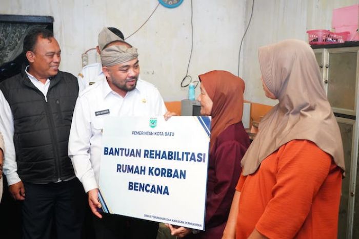 Wakil Wali Kota Batu Beri Bantuan Rehabilitasi Rumah Warga yang Ambruk di Desa Sumberejo Wakil Wali Kota Batu Beri Bantuan Rehabilitasi Rumah Warga yang Ambruk di Desa Sumberejo