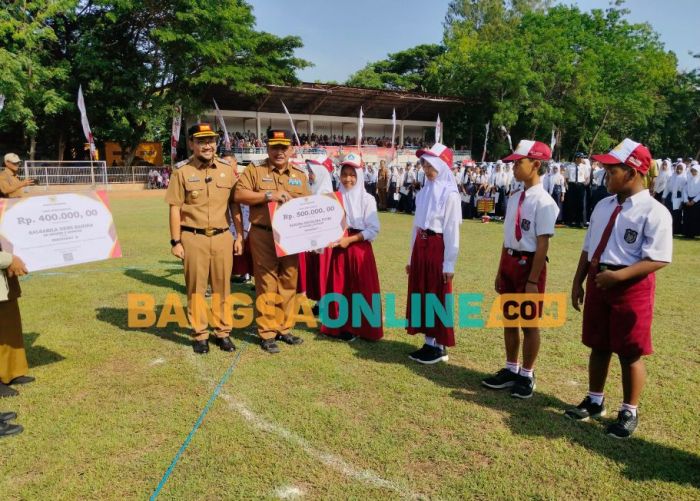 Apel Bersama 10.258 Siswa Berprestasi, Bupati Nganjuk Serahkan Uang Pembinaan sebagai Apresiasi