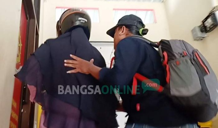 Emak Tersangka Penghina Presiden Jokowi di Facebook Kembali Diperiksa Emak Tersangka Penghina Presiden Jokowi di Facebook Kembali Diperiksa