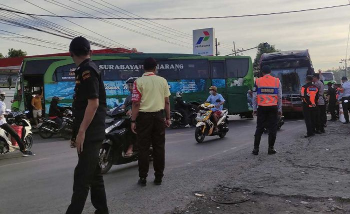 Masih Banyak Bus yang Turunkan Penumpang di Luar Terminal, Petugas Gabungan Lakukan Penertiban Masih Banyak Bus yang Turunkan Penumpang di Luar Terminal, Petugas Gabungan Lakukan Penertiban
