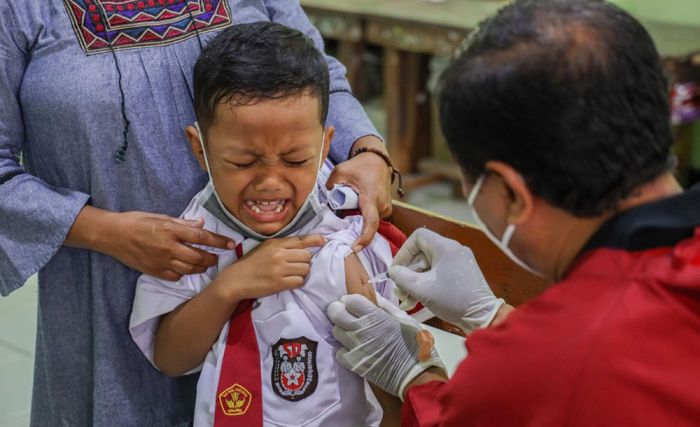 Beragam Reaksi Anak-Anak di Kota Kediri saat Disuntik Vaksin Covid-19 Beragam Reaksi Anak-Anak di Kota Kediri saat Disuntik Vaksin Covid-19