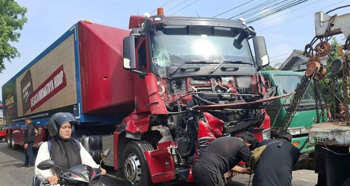 Truk Rokok Tabrak Tronton di Jombang