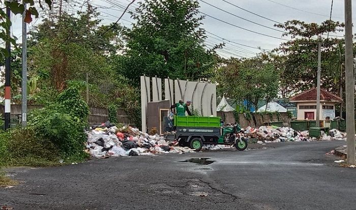 Menumpuk hingga ke Jalan, Halaman Belakang SGB Seperti Wisata Sampah Menumpuk hingga ke Jalan, Halaman Belakang SGB Seperti Wisata Sampah