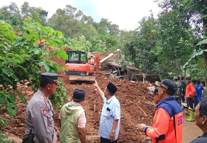 Respons Cepat Tim BPBD Jatim Bantu Pencarian dan Evakuasi Korban Longsor di Jombang Respons Cepat Tim BPBD Jatim Bantu Pencarian dan Evakuasi Korban Longsor di Jombang