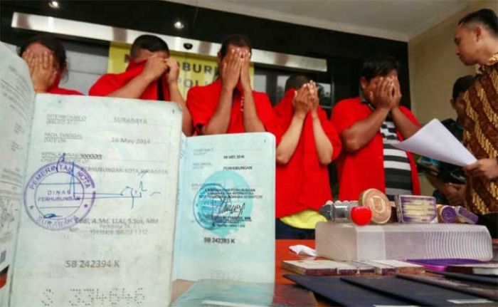 Unit Jatanras Polrestabes Surabaya Ringkus 5 Pelaku Pemalsuan Buku Uji Kir Unit Jatanras Polrestabes Surabaya Ringkus 5 Pelaku Pemalsuan Buku Uji Kir