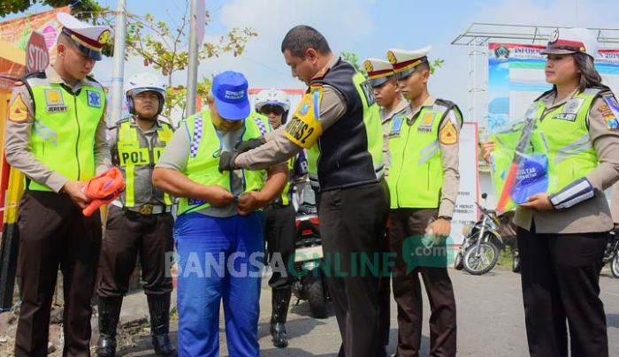 Penjaga Perlintasan KA Tanpa Palang Pintu Diberi Bekal Sarana Kontak