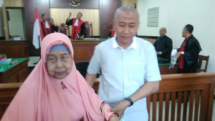 PN Gresik Gelar Sidang Perdana Kasus Dugaan Pemalsuan Surat Tanah Kades Prambangan PN Gresik Gelar Sidang Perdana Kasus Dugaan Pemalsuan Surat Tanah Kades Prambangan