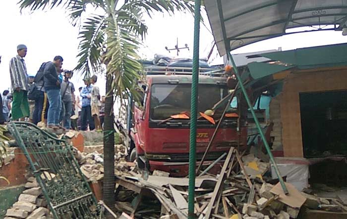 Kecelakaan di Jalan Trunojoyo Pamekasan, Truk Seruduk Rumah Warga