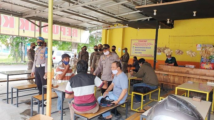 Tangkal Penyebaran Covid-19, Petugas Gabungan di Sidoarjo Terus Lakukan Operasi Prokes Tangkal Penyebaran Covid-19, Petugas Gabungan di Sidoarjo Terus Lakukan Operasi Prokes
