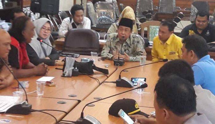 Dijanjikan Tempat Relokasi, Demo PKL Eks Bundaran GKB di DPRD Bubar Dijanjikan Tempat Relokasi, Demo PKL Eks Bundaran GKB di DPRD Bubar