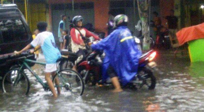 Diguyur Hujan Deras, Nganjuk Dikepung Banjir Diguyur Hujan Deras, Nganjuk Dikepung Banjir