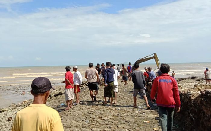 Permudah Lalu Lintas Perahu Nelayan Pasean, Perusahaan Rokok Bantu Pengerukan Terumbu Karang Permudah Lalu Lintas Perahu Nelayan Pasean, Perusahaan Rokok Bantu Pengerukan Terumbu Karang