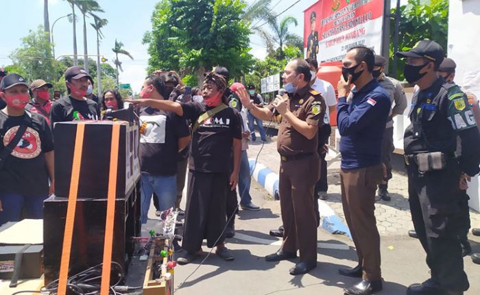 Tuntut Pemain Proyek Ditindak, Puluhan Warga Geruduk DPRD dan Kejari Jombang Tuntut Pemain Proyek Ditindak, Puluhan Warga Geruduk DPRD dan Kejari Jombang