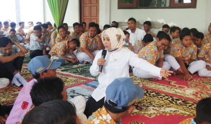 Sosialisasi P4GN di SMAN 1 Karangbinangun, Wabup Kartika Ajak Pelajar Jauhi Narkoba Sosialisasi P4GN di SMAN 1 Karangbinangun, Wabup Kartika Ajak Pelajar Jauhi Narkoba