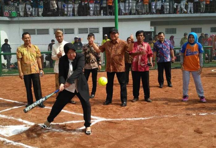 Lapangan Hockey dan Softball di Dharmawangsa Diresmikan Risma Lapangan Hockey dan Softball di Dharmawangsa Diresmikan Risma