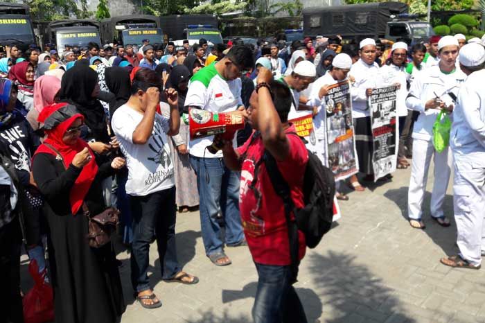 Beri Support 3 Terdakwa Aktivis Save Alun-alun Gresik, FPI dan Ratusan Massa Geruduk PN Beri Support 3 Terdakwa Aktivis Save Alun-alun Gresik, FPI dan Ratusan Massa Geruduk PN