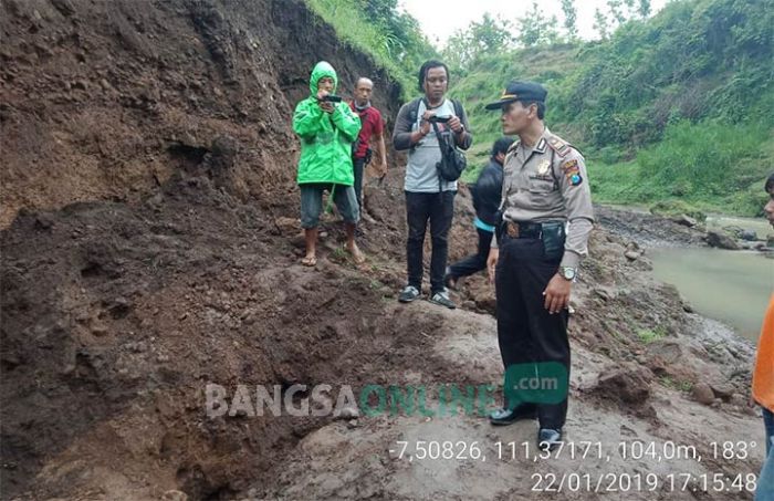 Dua Penambang Pasir Tradisional di Ngawi Tewas Tertimbun Longsor Dua Penambang Pasir Tradisional di Ngawi Tewas Tertimbun Longsor