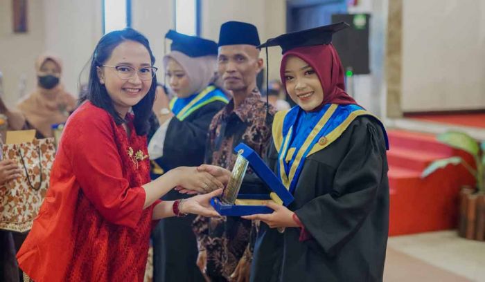Berikut Harapan Ketua Yayasan Dharma Wanita Kabupaten Kediri pada Lulusan Stikes Pamenang Berikut Harapan Ketua Yayasan Dharma Wanita Kabupaten Kediri pada Lulusan Stikes Pamenang