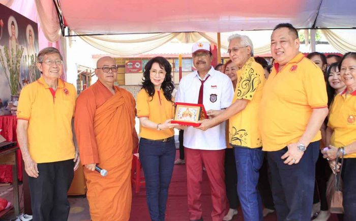 Gus Ipul Ikut Bagi Sembako di Klenteng Tjoe Tik Kiong Gus Ipul Ikut Bagi Sembako di Klenteng Tjoe Tik Kiong