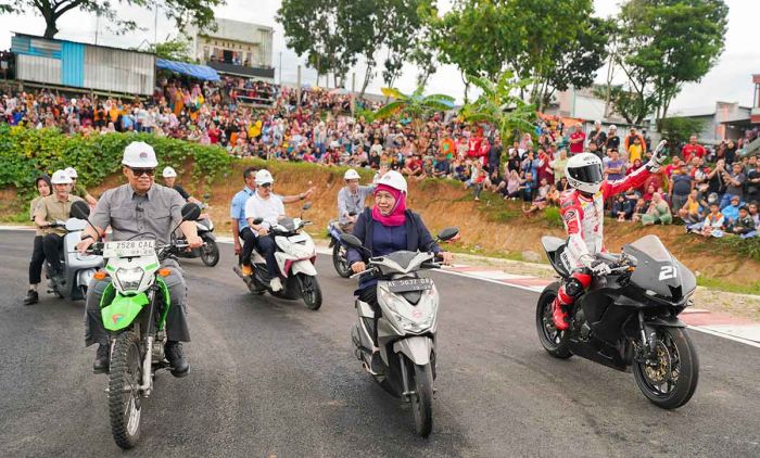 Tinjau Pembangunan Sirkuit Parang Magetan, Khofifah Jajal Lintasan Bareng Mario Aji dan Adenanta Tinjau Pembangunan Sirkuit Parang Magetan, Khofifah Jajal Lintasan Bareng Mario Aji dan Adenanta