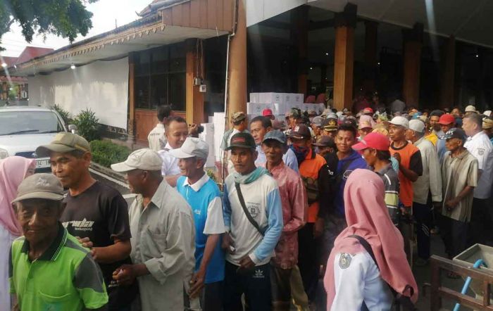 Ramadhan 2023, Bupati Situbondo Beri Ribuan Bingkisan Sembako untuk Tukang Becak