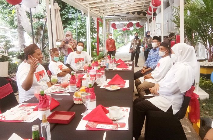 Rela Jalan Kaki Jombang-Surabaya, 9 Gusdurian Sampaikan Dukungan Prabowo-Khofifah di Depan Grahadi Rela Jalan Kaki Jombang-Surabaya, 9 Gusdurian Sampaikan Dukungan Prabowo-Khofifah di Depan Grahadi