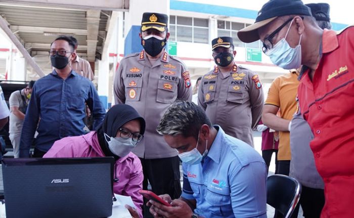 Gencarkan Aplikasi Peduli Lindungi, Polresta Sidoarjo Gelar Vaksinasi Covid-19 di Terminal Purabaya Gencarkan Aplikasi Peduli Lindungi, Polresta Sidoarjo Gelar Vaksinasi Covid-19 di Terminal Purabaya