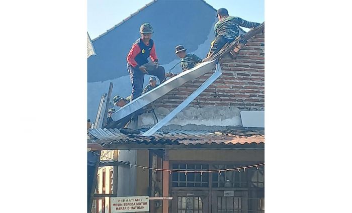 Personel Gupusjat Optronik II Sidoarjo Bantu Rehab Rumah Warga Personel Gupusjat Optronik II Sidoarjo Bantu Rehab Rumah Warga