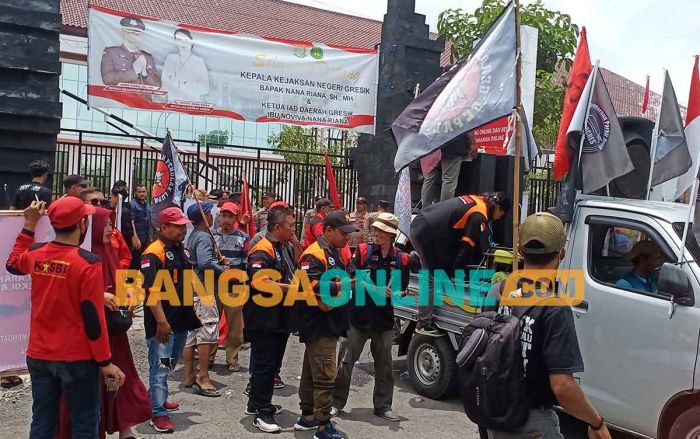 Tuntut Penyelesaian Kasus Hibah UMKM Rp19 Miliar, Gepal Demo Kejari Gresik