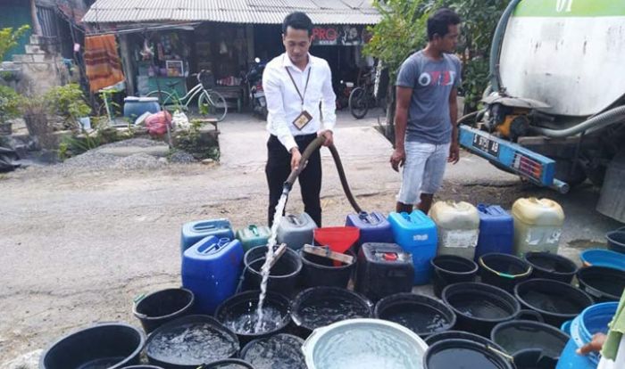 Air Sumur Menyusut, Warga di Semanding Tuban Terima Bantuan Air Bersih Air Sumur Menyusut, Warga di Semanding Tuban Terima Bantuan Air Bersih